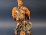 figurine chinoise représentant un homme avec un oiseau sur l'épaule