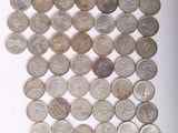 un lot de pièces de monnaie posées sur une table