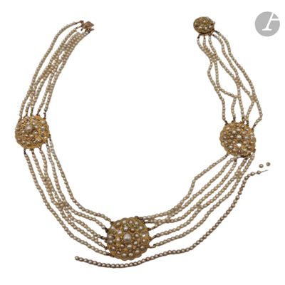 gros plan d'un collier de perles sur fond blanc