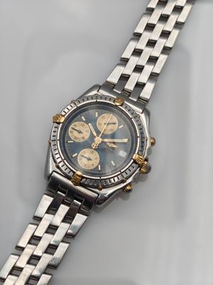 une image d'un gros plan d'une montre-bracelet sur une table