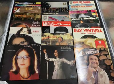 beaucoup de DVD dans une valise posée sur une table