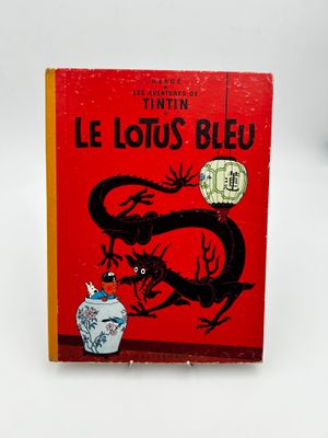 un livre rouge sur lequel figure un dragon noir