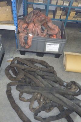 un gros tas de corde au milieu d'une pièce
