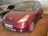 une petite voiture rouge garée dans un garage