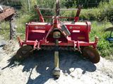 un tracteur rouge garé sur le bord de la route