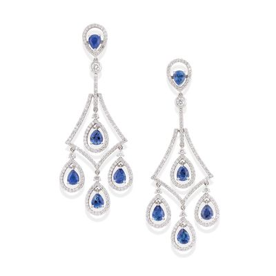 une paire de boucles d'oreilles en saphir et diamant