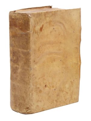 un vieux livre posé sur une table à côté d'un fond blanc