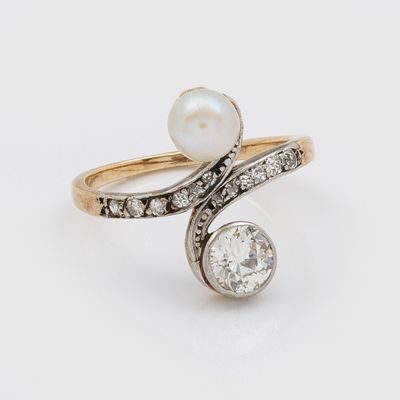 un gros plan d'une bague ornée d'une perle et d'un diamant