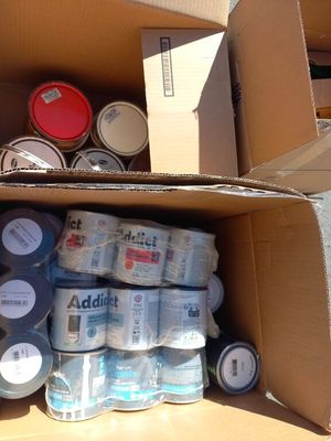 une boîte en carton remplie de pots de peinture, encore et encore