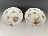 deux assiettes à motifs floraux posées sur une table