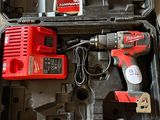 une boîte contenant des outils posée sur une table