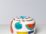 une image représentant un bol blanc orné d'un motif coloré