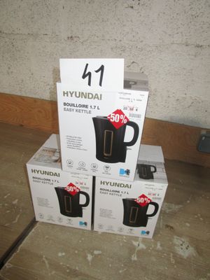 trois tasses à café dans leur emballage, empilées les unes sur les autres