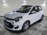 la photo d'une petite voiture blanche garée dans un garage