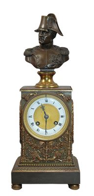 une horloge en bronze surmontée d'un buste