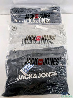 trois paires de t-shirts Jack & Jones dans des sacs en plastique