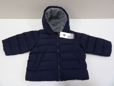 La veste est bleue et comporte une capuche qui y est intégrée.