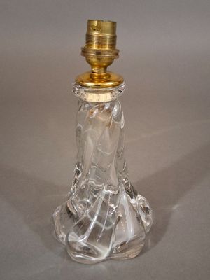 DAUM, dans le goût de. Pied de lampe en verre moulé de forme…