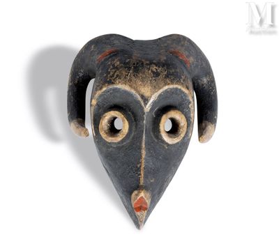 une image représentant un masque noir dont le visage a la forme d'un cœur