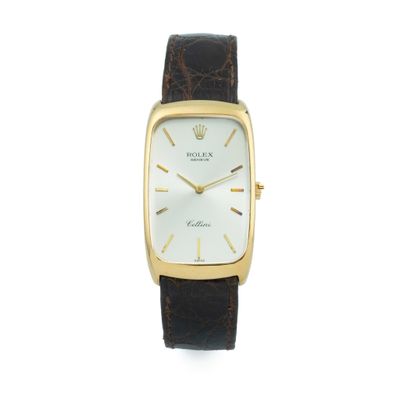 gros plan d'une montre sur une surface blanche avec un bracelet marron