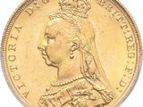 Gros plan sur une pièce d'or ornée d'une couronne