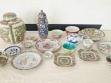 de nombreux types d'assiettes et de vases sur la table
