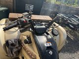 une moto garée à côté d'une poubelle