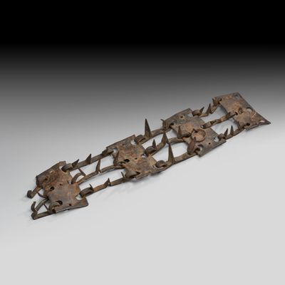 gros plan d'un objet métallique sur une surface blanche