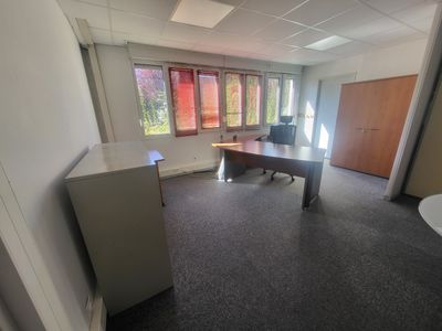 une chambre équipée d'un bureau et d'un réfrigérateur