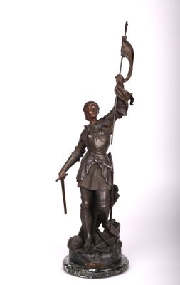 statue en bronze représentant un homme tenant une épée et un oiseau