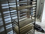 une photo d'une cuisine avec une étagère sur laquelle sont posés des plateaux