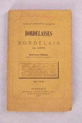 un livre jaune avec des caractères noirs, posé sur une surface blanche