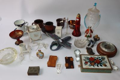 beaucoup d'objets en verre qui se trouvent sur la table