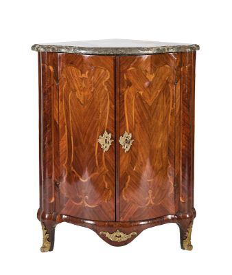 une armoire ancienne en bois avec un plateau en marbre et deux portes