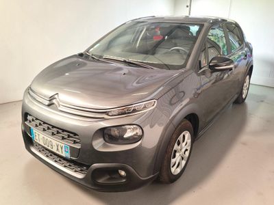 La petite voiture est garée dans le garage de l'immeuble.