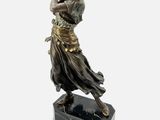 une image représentant une statue en bronze d'une femme posée sur un socle en marbre