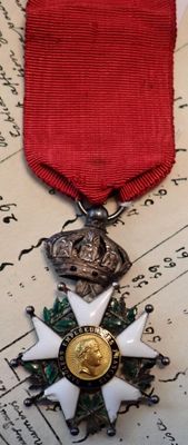un ruban rouge surmonté d'une médaille d'or