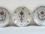 trois assiettes à motifs différents posées sur une surface blanche