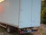 un camion blanc garé dans la poussière