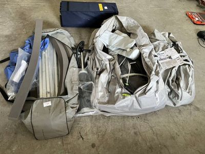 un sac posé par terre à côté d'une valise