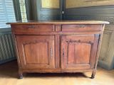 une armoire en bois posée sur un parquet