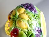 une figurine en céramique représentant une femme avec des fleurs sur la tête
