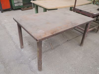 une table placée au milieu d'une pièce
