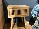 une petite table en bois surmontée d'un tiroir