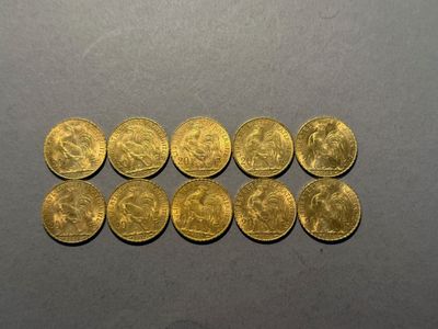 un tas de pièces d'or posé sur une table