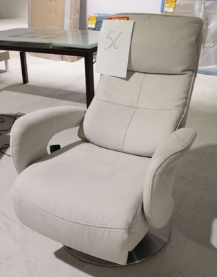 un fauteuil inclinable posé au milieu d'une pièce