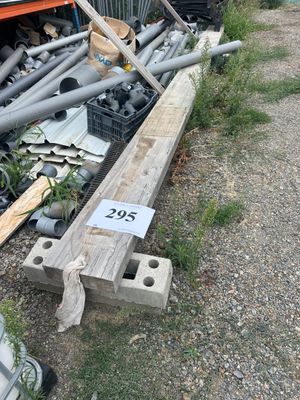 un tas de tuyaux posés sur le bord de la route