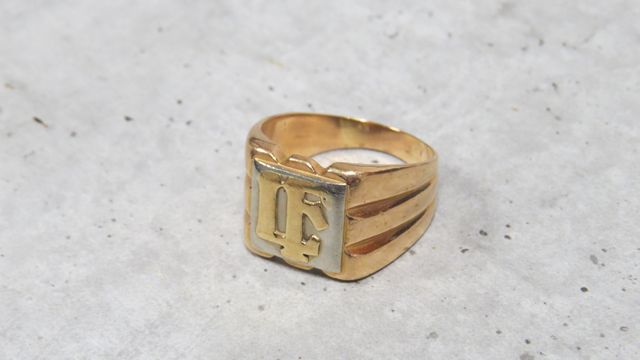Bague chevalière en or 750 millièmes de deux tons, le centre mono...