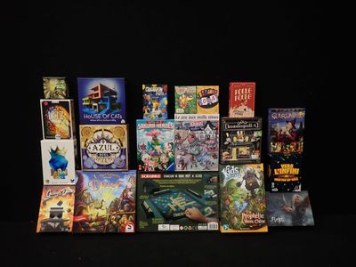 de nombreux jeux vidéo exposés sur une table