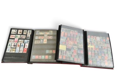 plusieurs types de timbres différents dans un classeur posé sur une surface blanche